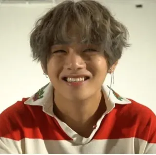 🐯 V (Kim Taehyung) kpop, penyanyi, bts, senyum, bahagia, orang telegram sticker