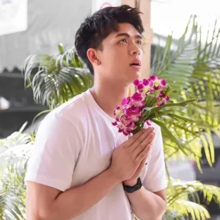 🥃 hombre, flores, oración, orquídeas, ramo, camisa blanca, interior, planta whatsapp sticker