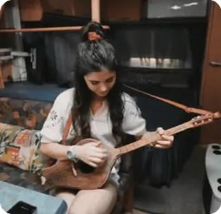 🌟 mujer, tocando, guitarra, instrumento, música, interior telegram sticker