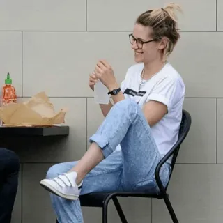 🗞 Kristen Stewart, Celebridade, Ator, Mulher, Casual, Óculos, Jeans telegram sticker