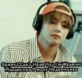 😏 SORRY I CAN'T HEAR YOU I'M WEARING MADARCHOD PROOF HEADPHONES słuchawki, humor, redukcja szumów, muzyka, mem, fan telegram sticker