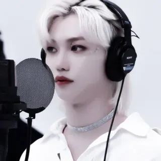 💌 Felix kpop, ไอดอล, นักร้อง, ไมโครโฟน, เพลง, หูฟัง, เอเชีย telegram sticker