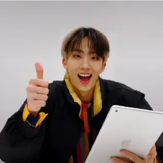 😁 Kciuk w górę, Osoba, Uśmiech, iPad, Chłopak, Kpop whatsapp sticker
