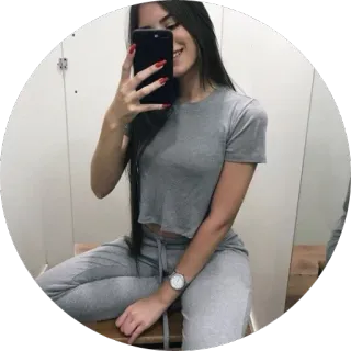 😂 mulher, selfie, roupa cinza, casual, retrato, morena, sorrindo, sentada telegram sticker