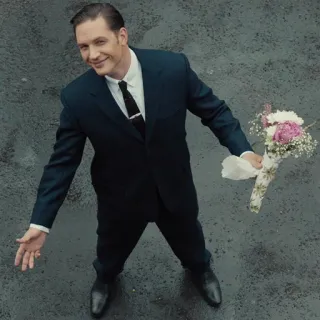 💐 Tom Hardy acteur, costume, bouquet, fleurs, homme telegram sticker