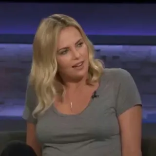 🏹 Charlize Theron, actriz, rubia, mujer, celebridad, camiseta gris telegram sticker