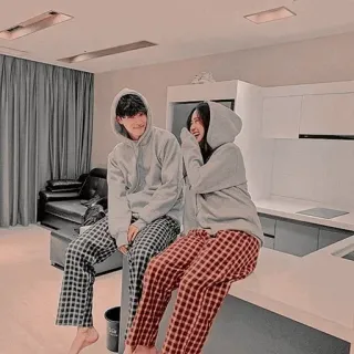😁 couple, pyjama, tenues assorties, sweats à capuche, maison, intérieur, assis telegram sticker