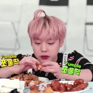 💈 Fumble 쪼물딱 เกาหลี, อาหาร, กิน, ผมสีชมพู, ผู้ชาย, ไก่ทอด telegram sticker