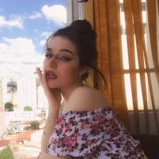 🤍 mujer, retrato, exterior, ciudad, belleza whatsapp sticker