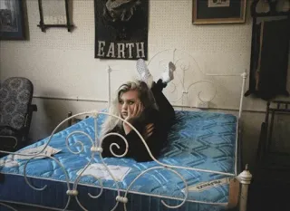🛏 EARTH cama, tierra, mujer, rubia, dormitorio, muebles telegram sticker