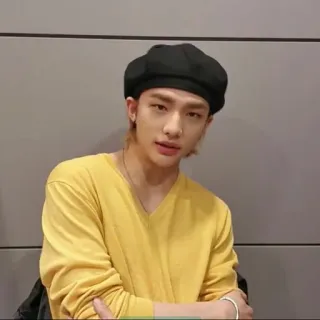 🍋 Hyunjin kpop, idol, hyunjin, stray kids, cantante, camicia gialla, basco nero telegram sticker
