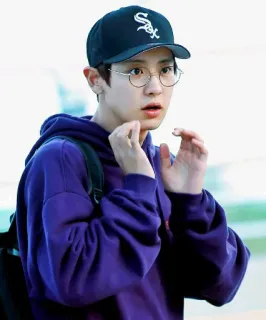 🌙 coreano, homem, moletom roxo, óculos, boné de beisebol, aeroporto telegram sticker