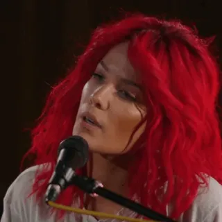 🍒 Halsey cantor, cabelo ruivo, microfone, artista, músico, retrato whatsapp sticker