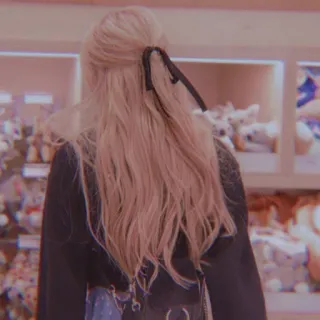 🐿️ capelli biondi, nastro capelli, vista posteriore, donna, capelli lunghi telegram sticker