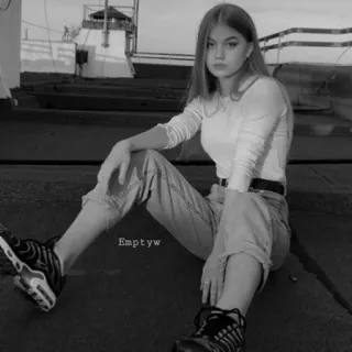 🥀 Emptyw женщина, джинсы, девушка, подросток, сидящая, подросток, крыша, стиль, портрет telegram sticker