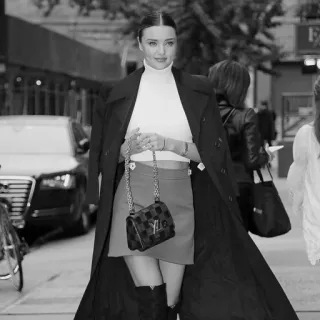 🍷 Miranda Kerr Model, Mode, Stil, Promi, Streetstyle, Schwarzweiß, Mantel telegram sticker