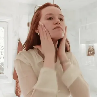 🦇 femme, soin de la peau, beauté, visage, cheveux roux, salle de bain telegram sticker