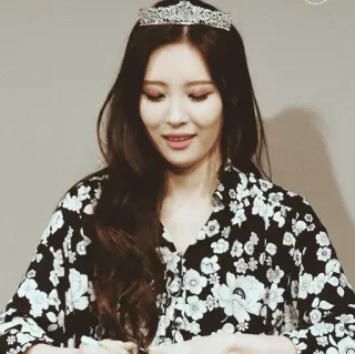 🏹 mujer, corona, tiara, coreano, cantante, camisa floral telegram sticker