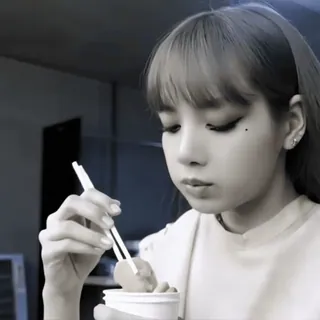 🎧 Lisa wanita, makan, sumpit, makanan, asia, kpop, lisa telegram sticker