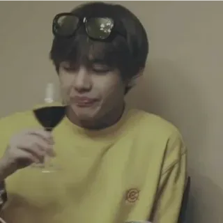 🍷 homem, óculos de sol, vinho, retrato, casual, interior, bebida telegram sticker