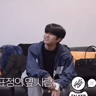 🍌 표정의 옆 사람 男人, 韩国, 肖像, 坐着, 室内 telegram sticker