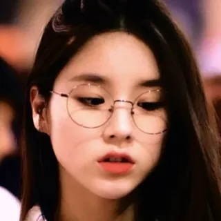 😟 femme, portrait, visage, fille, lunettes, personne telegram sticker