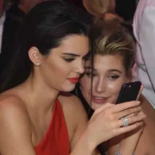 😏 celebrità, donne, amici, kendall jenner, hailey bieber telegram sticker