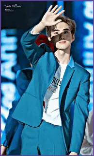 🔍 Twinkle On Lover persona, traje, joven, casual, estilo telegram sticker