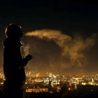 🚬 силуэт, огни города, ночь, курение, человек, табак, пар telegram sticker