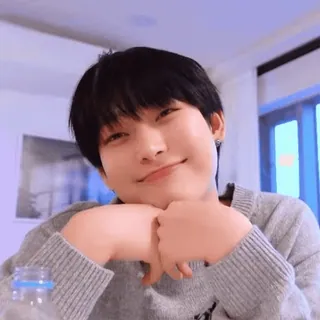 🛹 ยิ้ม, ภาพบุคคล, น่ารัก, คน, เสื้อกันหนาว, ในร่ม telegram sticker