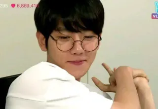 🌻 Baekhyun Kpop, chanteur, idole, lunettes, célébrité, Baekhyun telegram sticker