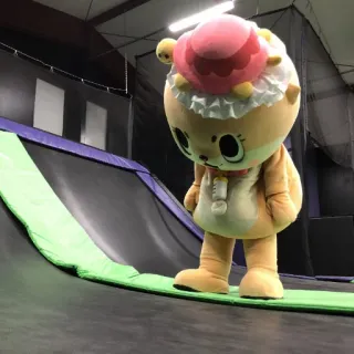 🐻 mascotte, personnage, mignon, dessin animé, trampoline, costume telegram sticker