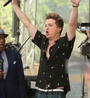 ☘ Charlie Puth cantante, celebridad, música, actuación, músico, entretenimiento whatsapp sticker