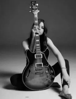 🎵 femme, guitare, musique, instrument, musicien, noir et blanc, portrait telegram sticker