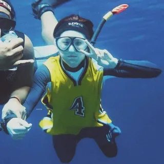 ✌ snorkeling, subacqueo, nuoto, sport acquatici, maglia, segno di pace, occhiali da sole telegram sticker