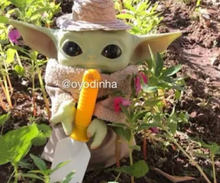 🦎 Grogu The Mandalorian @oyodinha Grogu, Baby Yoda, jardinería, sombrero de paja, mono, Star Wars, The Mandalorian telegram sticker