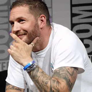 😏 Tom Hardy acteur, homme, célébrité, tatouage, sourire telegram sticker
