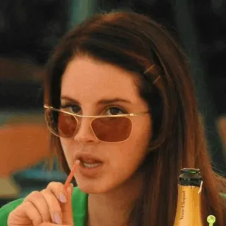 😐 Lana Del Rey cantor, óculos de sol, celebridade, retrato, moda, estilo telegram sticker
