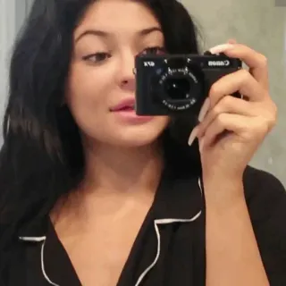 🦋 Селфи, Кайли Дженнер, Женщина, Камера, Отражение, Портрет telegram sticker