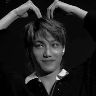 ⛲️ orang, pria, potret, wajah, kpop, idola, hati, love sign telegram sticker