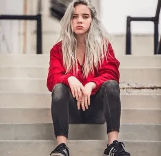 ✨ Billie Eilish Billie Eilish, chanteuse, musicienne, célébrité, pop star, cheveux gris, veste rouge telegram sticker