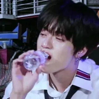 😭 pleurer, triste, adolescent, bouteille d'eau, émotionnel, jeune homme, larmoyant, épuisé whatsapp sticker