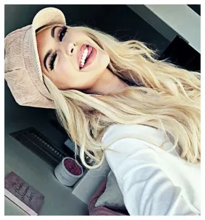 🥀 phụ nữ, tóc vàng, chân dung, mũ, nụ cười, selfie telegram sticker