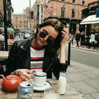 ☕️ donna, caffè, esterno, città, giacca di pelle, strada, caffè telegram sticker