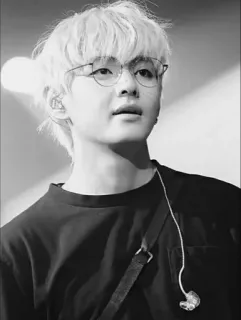 🎶 V V, BTS, KPOP, 歌手, メガネ, セレブ telegram sticker