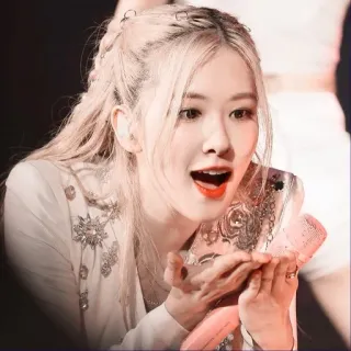 🐰 Rose Rose, K-pop, певица, блондинка, женщина, портрет telegram sticker