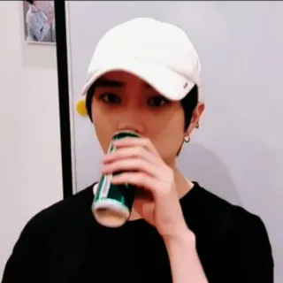 🐻 orang, minum, kaleng, topi, kasual, dalam ruangan whatsapp sticker
