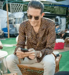 〰 uomo, occhiali da sole, camicia, seduto, telefono, G-Eazy telegram sticker
