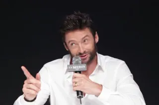 😼 Hugh Jackman aktor, mikrofon, kemeja putih, selebriti, hiburan telegram sticker