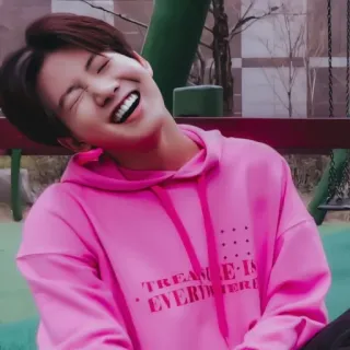 🤣 TREASURE IS EVERYWHERE uomo, K-Pop, Treasure, Idol, Felpa con cappuccio, Felpa rosa, Uomo asiatico, Sorriso telegram sticker